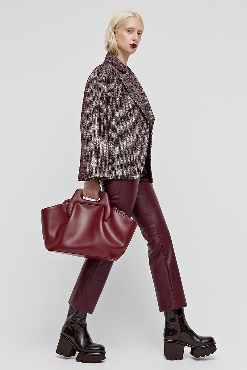 Cropped pants from synthetic leather in burgundy 