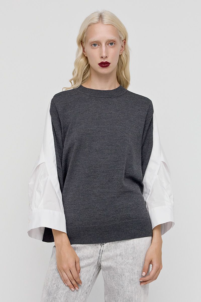 Sweater in grey detailed with white poplin sleeves 