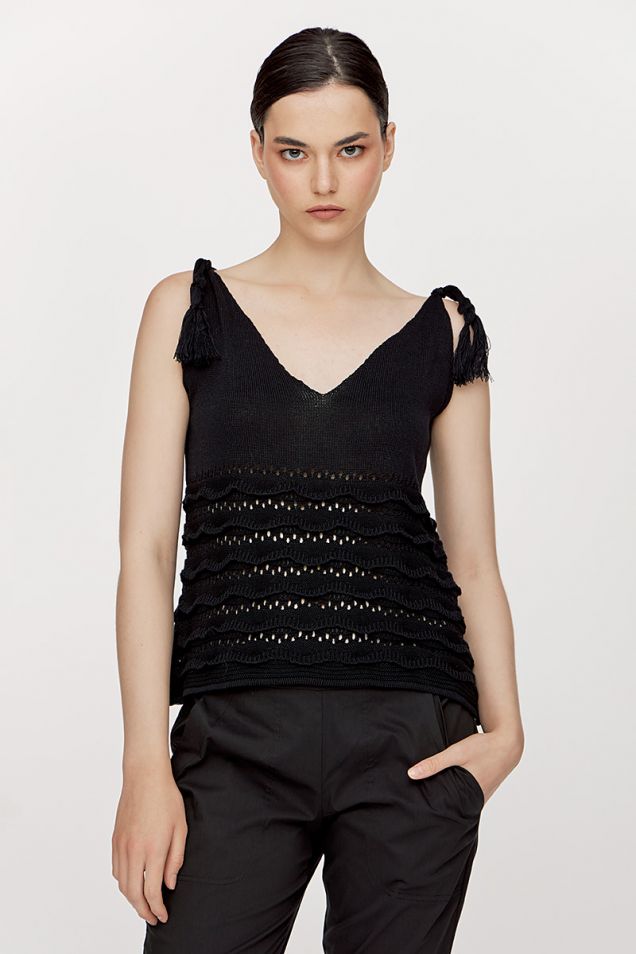 Knitted tank  top in black 