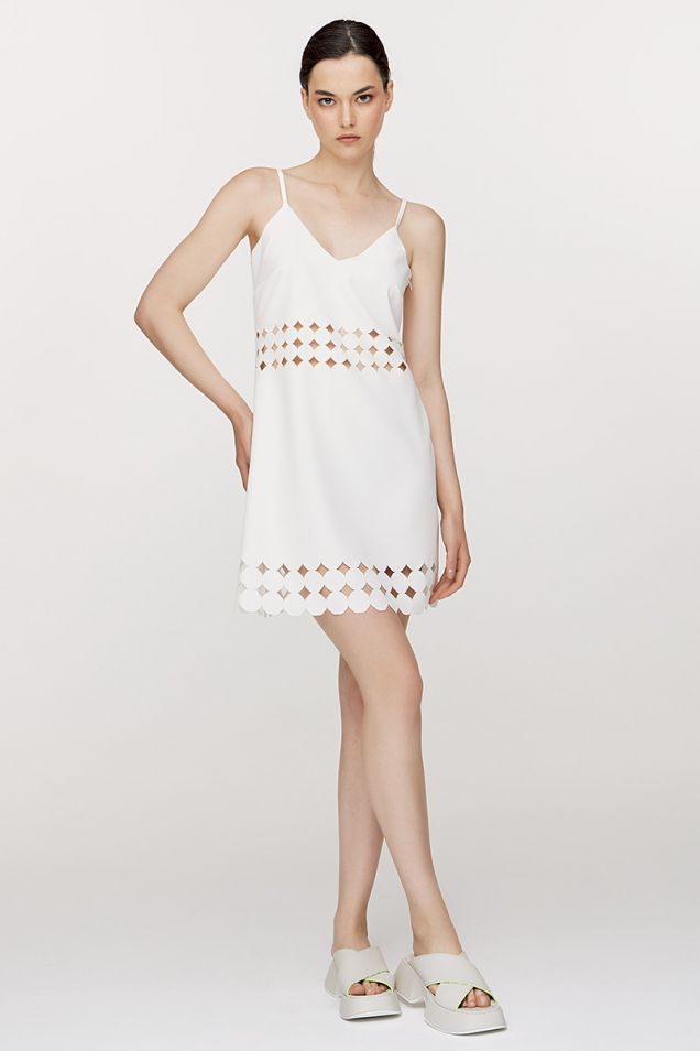 Λευκό φόρεμα διακοσμημένο με laser cuts