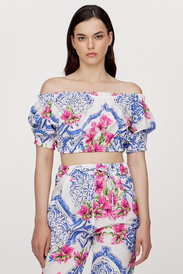 Off -shoulder floral printed cropped top 