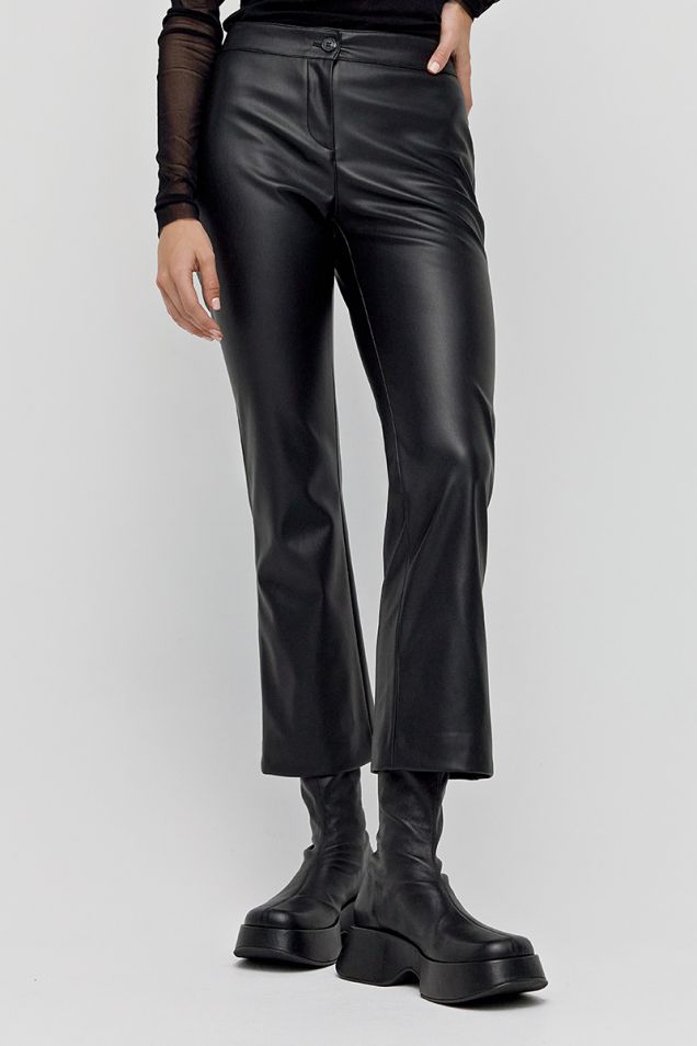 Cropped pants from synthetic leather in black