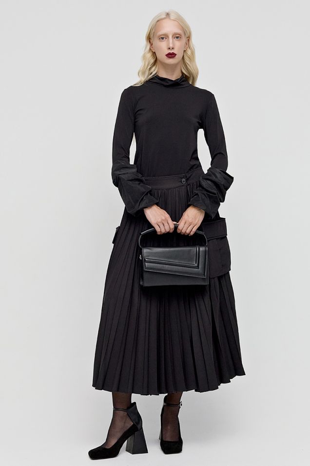 Pleated cargo skirt in black 