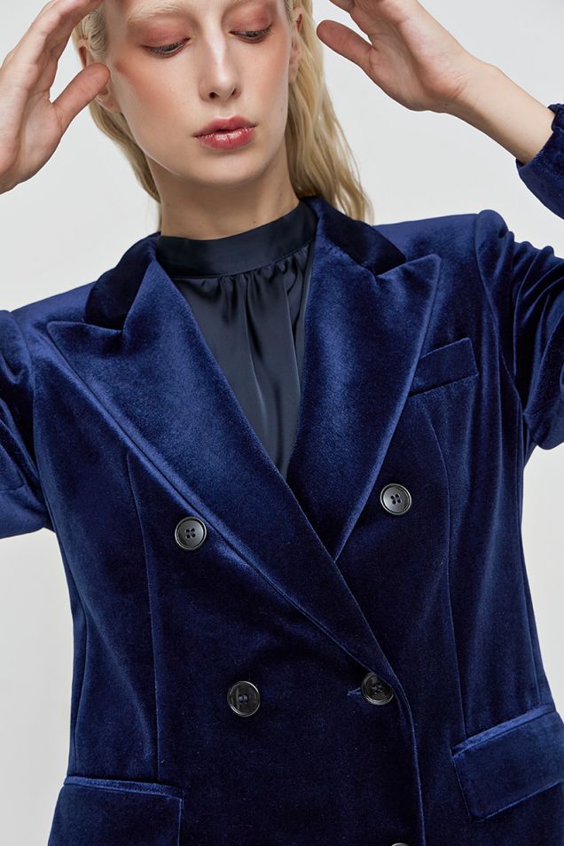 Double-breasted blazer in blue velvet 