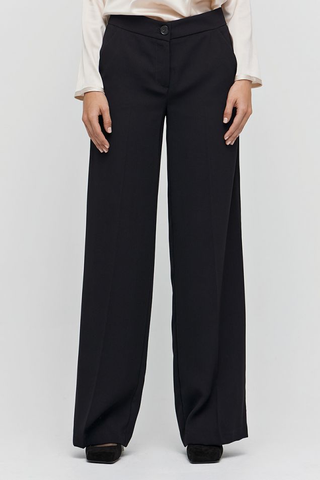 Loose-fit pants in crepe satin with faux horn button