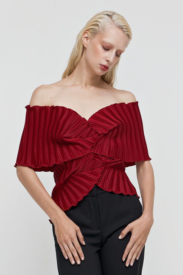 Off-shoulder pleated  top 