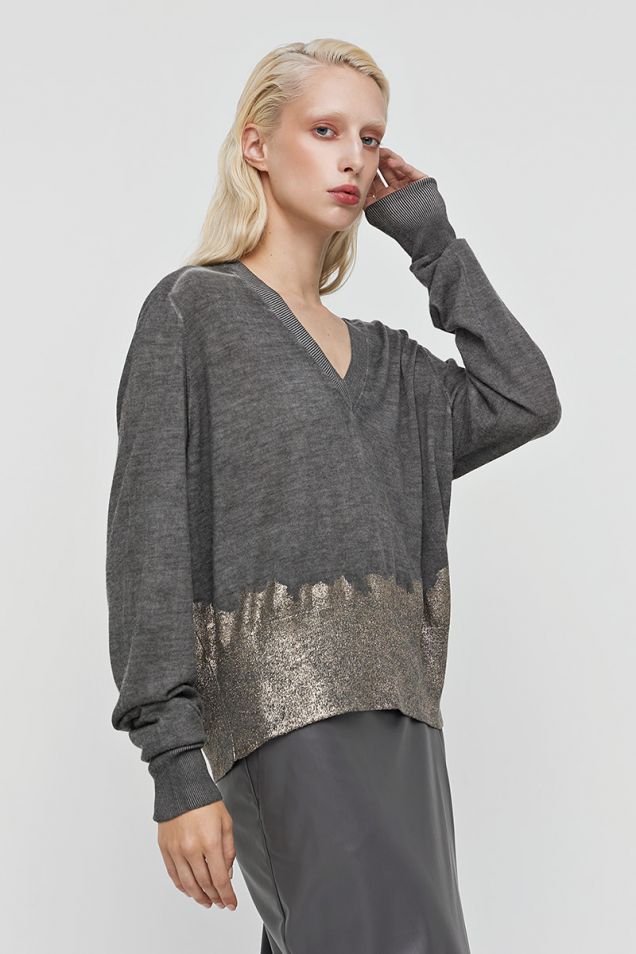 V-neck knit sweater with golden detail 